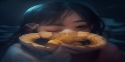 《银魂》动漫喜剧场景，少年角色在江户街道背景前，正太风格人设在喜剧语境中的呈现方式